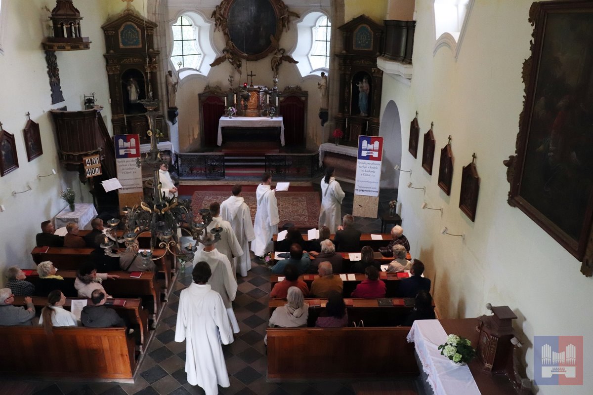 (07/14) Sbor Schola Gregoriana Pragensis vstupuje do kostela už za zpěvu gregoriánských chorálů